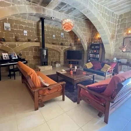 Villa Dar Dragun: Luxury 3br Bright Spacious House & Pool San Lawrenz